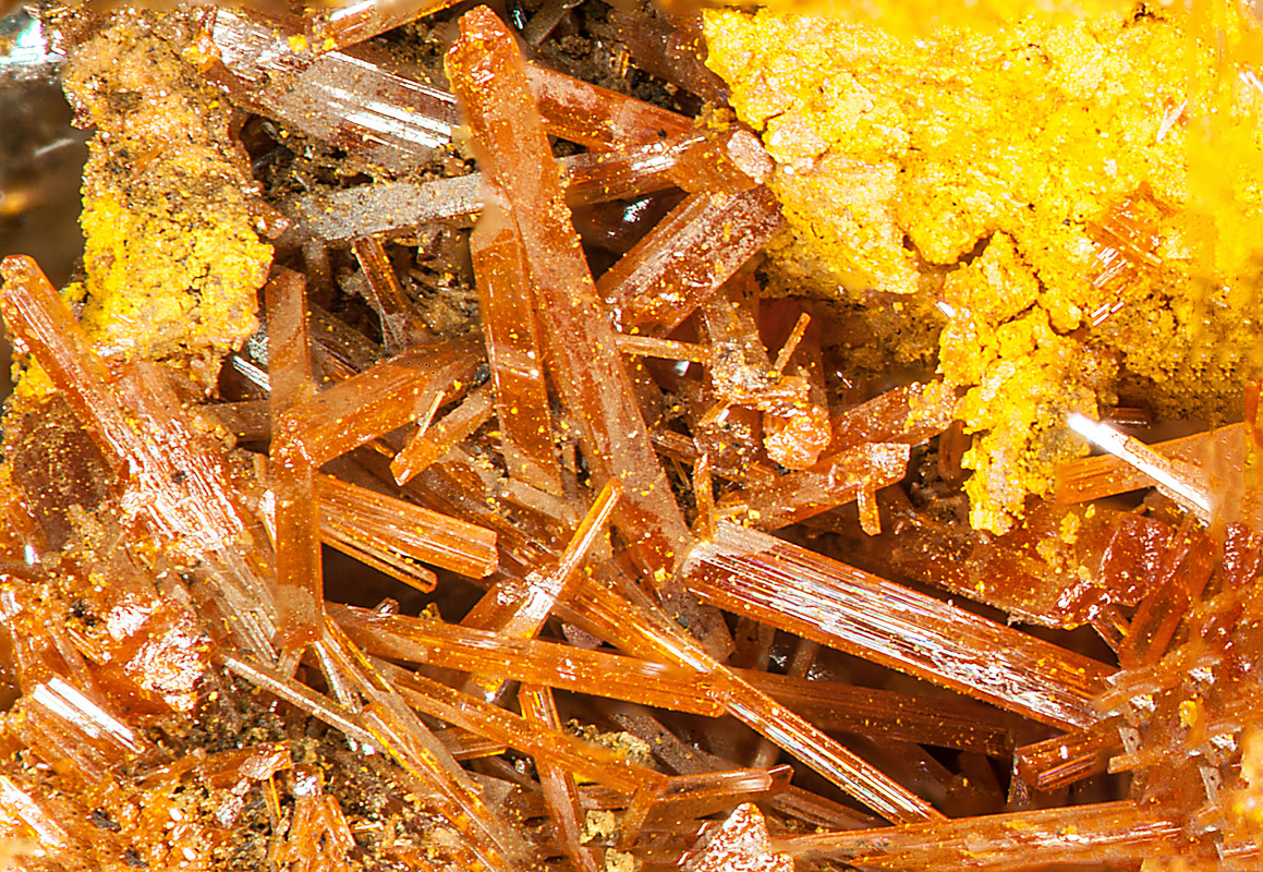 Kristallnadeln des Minerals Krokoit