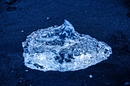 Eis auf schwarzem Lavasand