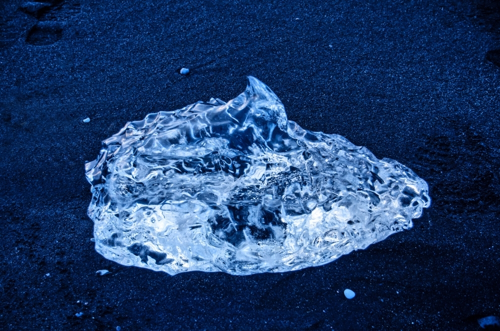 Eis auf schwarzem Lavasand