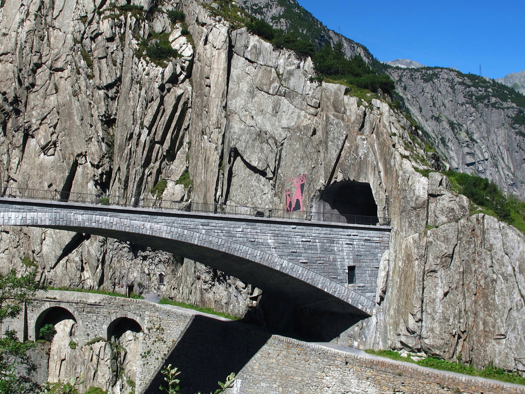 Schöllenenschlucht mit Teufelsbrücke   UR/CH