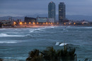 Blaue Stunde am Strand von Barcelona