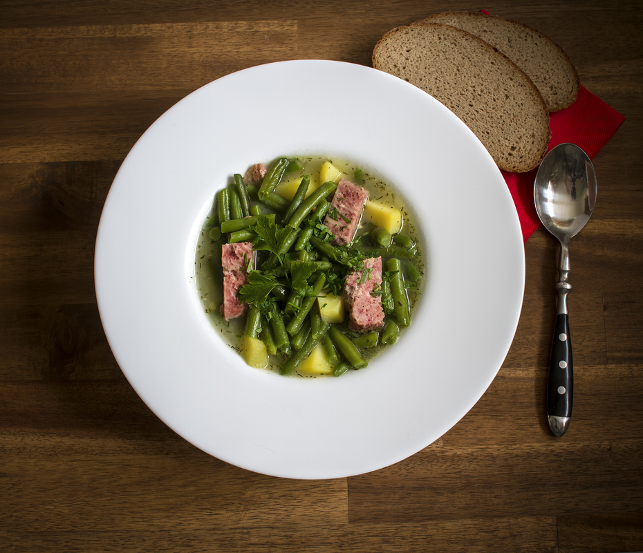 Grüne Bohnensuppe,mit Fotograf im Löffel