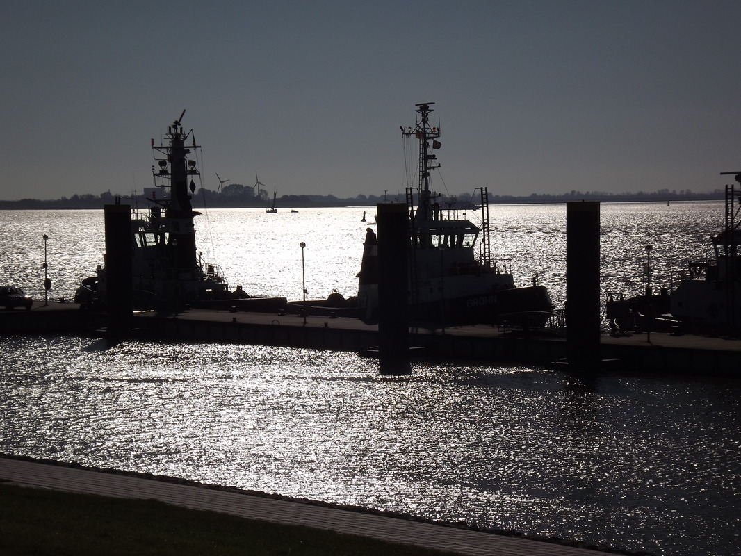 Schlepper im Abendlicht in Bremerhaven