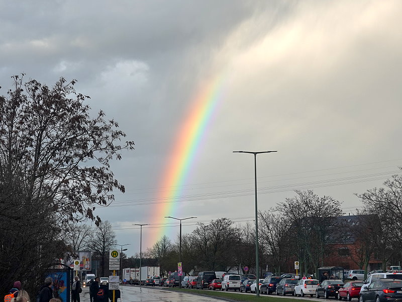 Regenbogen über Berlin-Marzahn