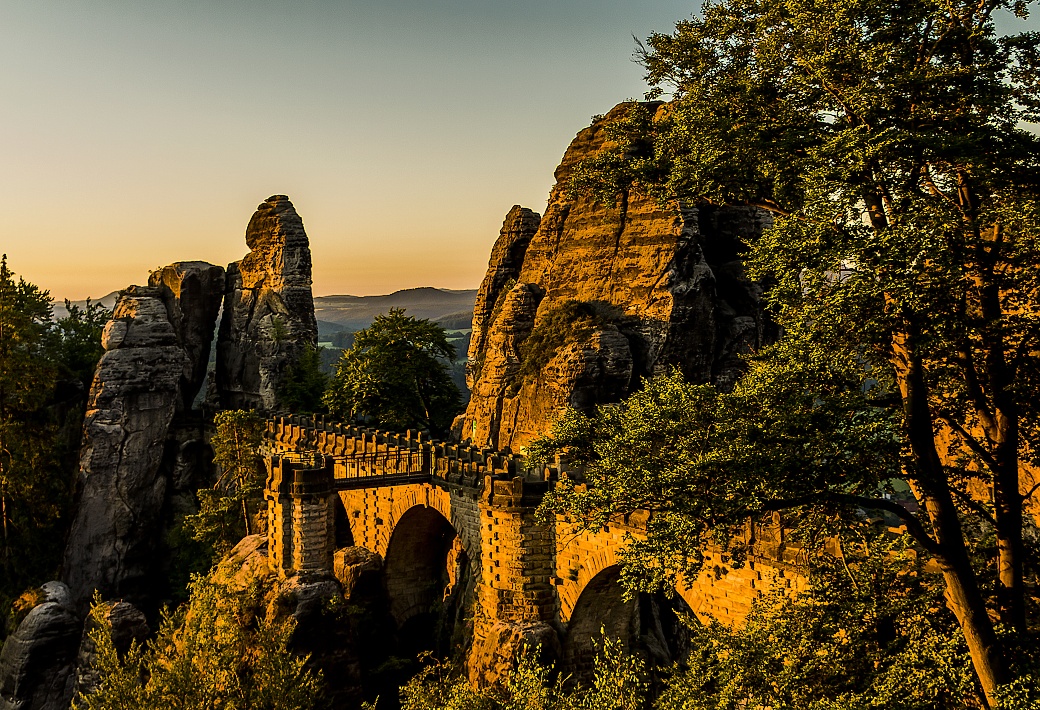 Blick auf die Bastei, bei Sonnenaufgang