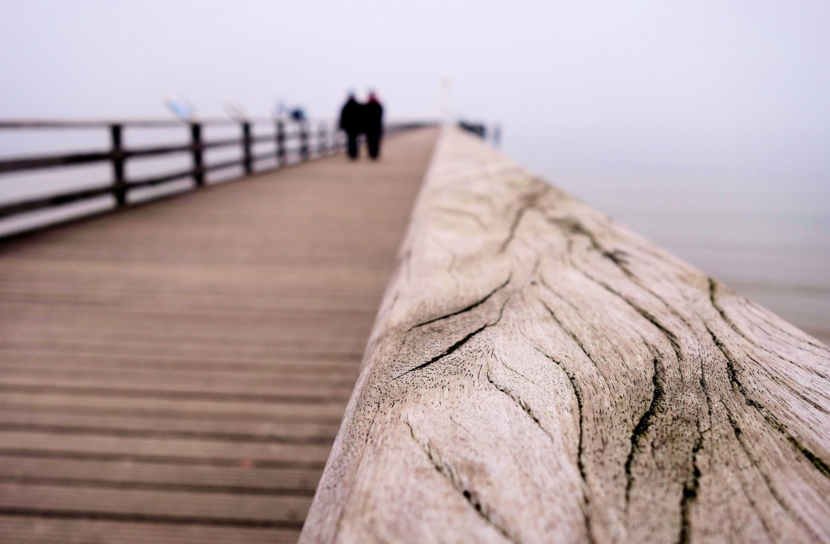 Paar auf Seebrücke