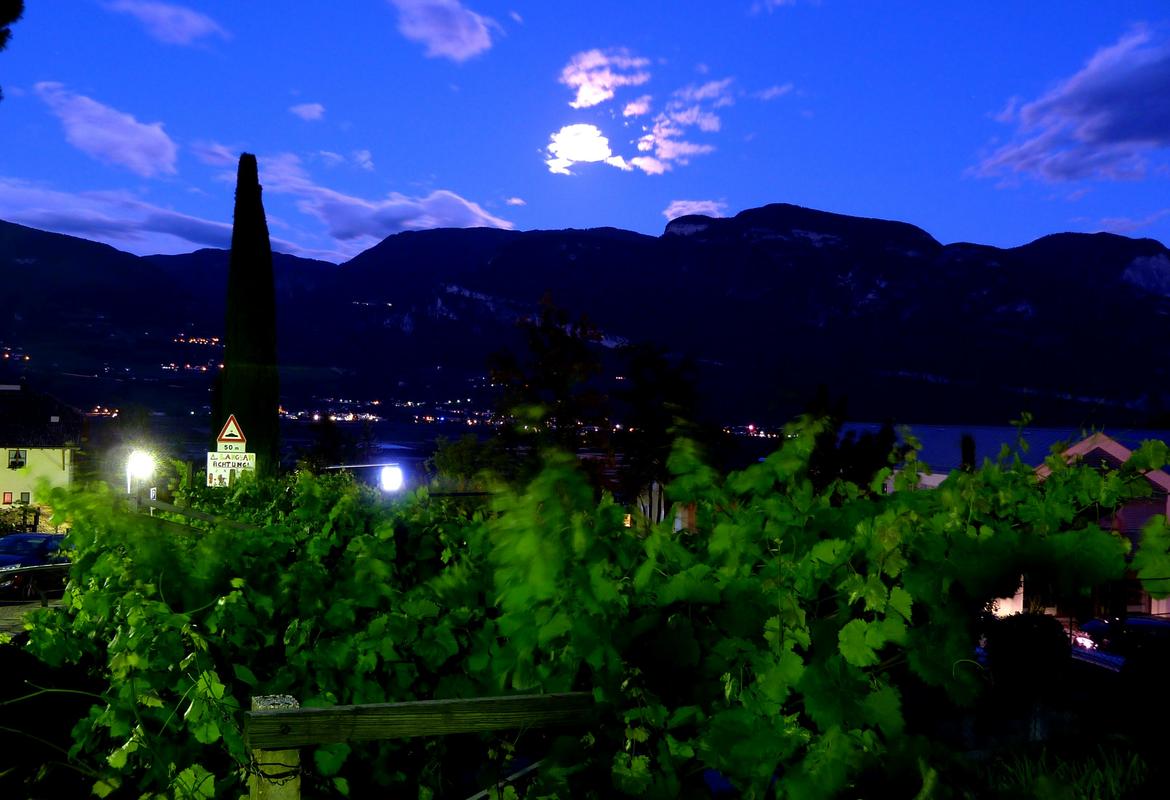 Tramin bei Nacht