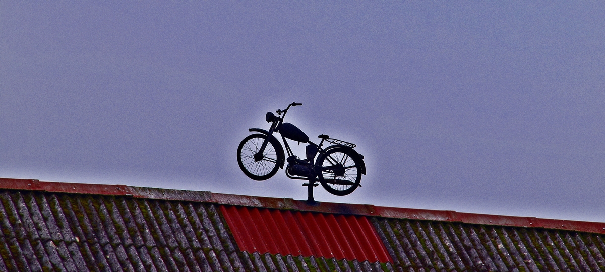 Moped auf dem Dach