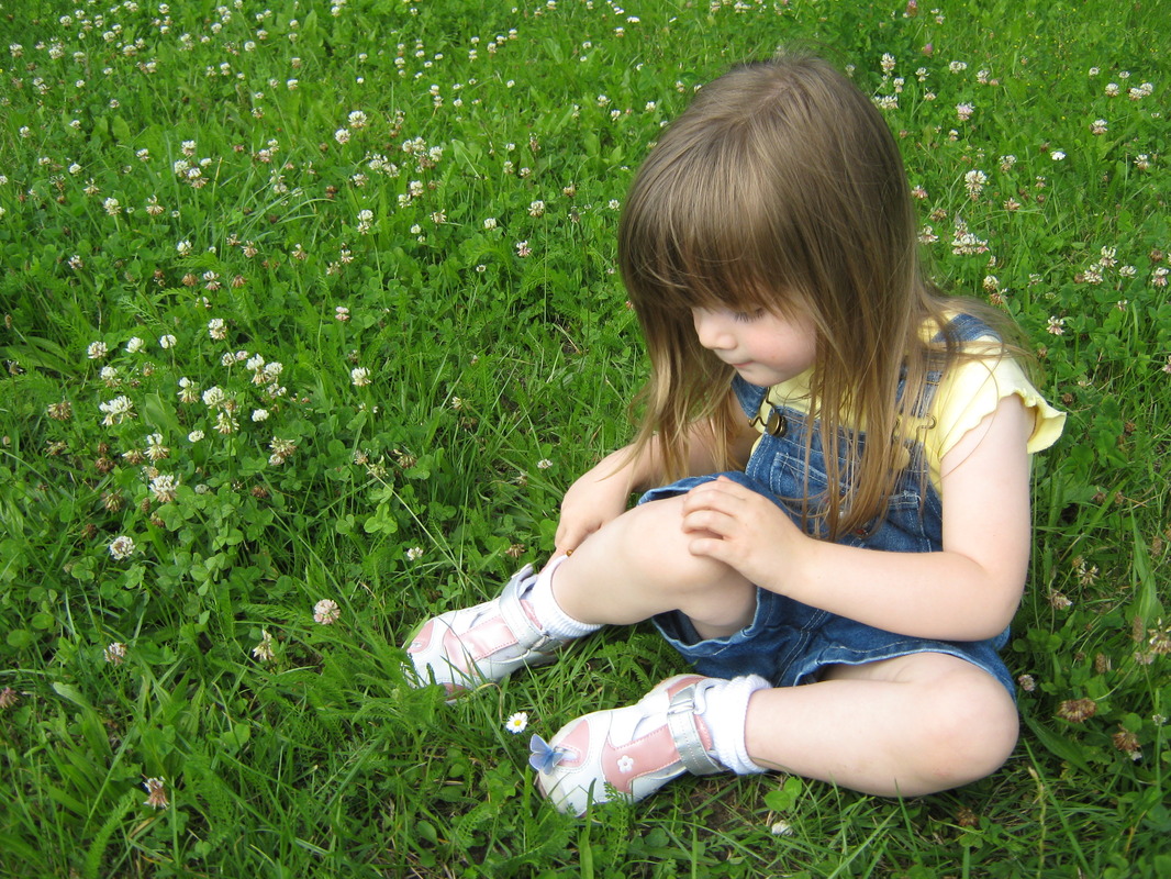 meine kleine Tochter mit den Bläuling auf den Fuss