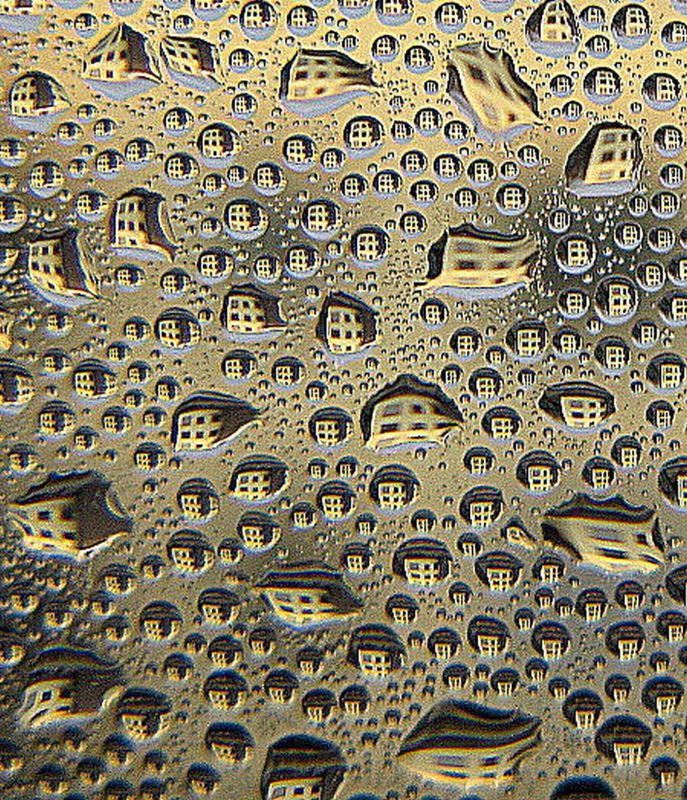 Blick zum Nachbarhaus an einem Regentag