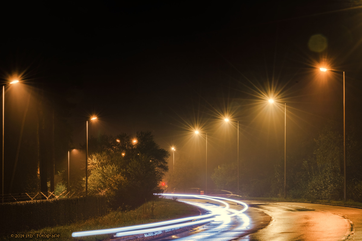 Abends auf der Straße bei niselregen und Nebel. 
