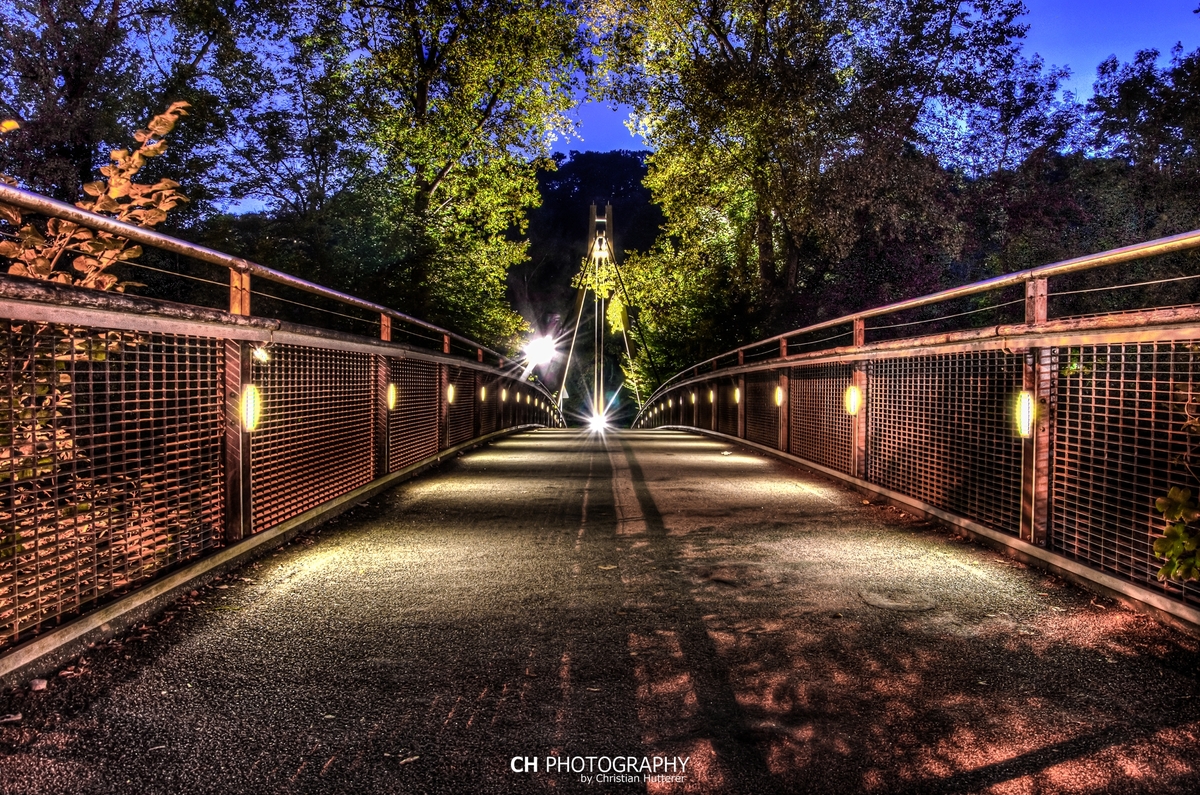 Nachts auf der Brücke