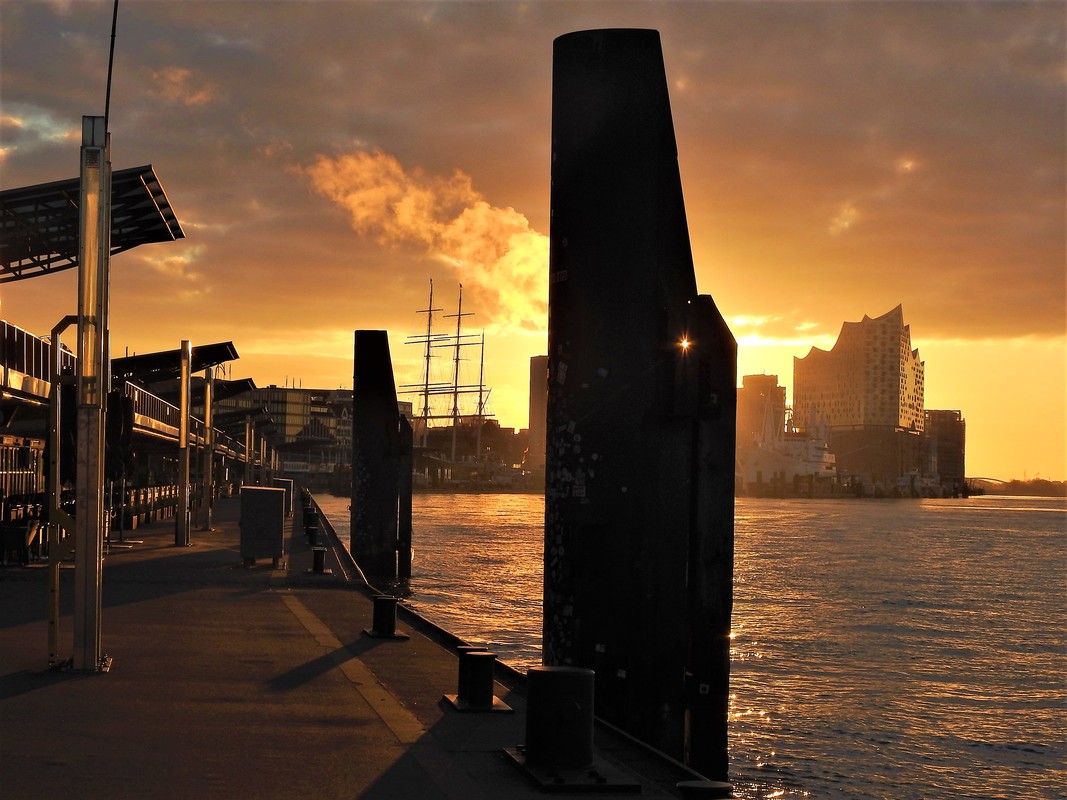 Landungsbrücken im Morgenlicht