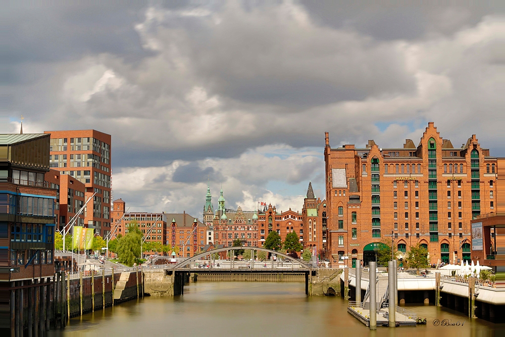 Hamburg - Blick auf Speicherstadt und Rathaus