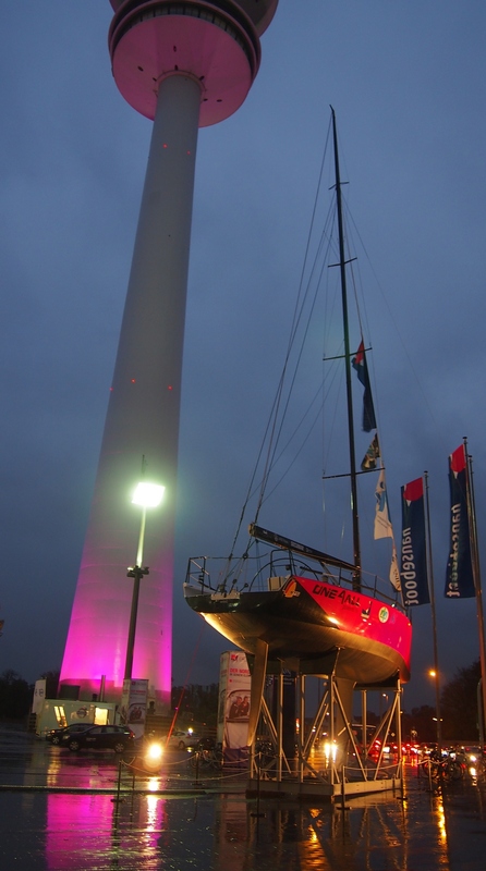 Boot unter dem Fernsehturm