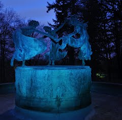 Nympfenbrunnen auf Burg Schlitz in blauen Licht