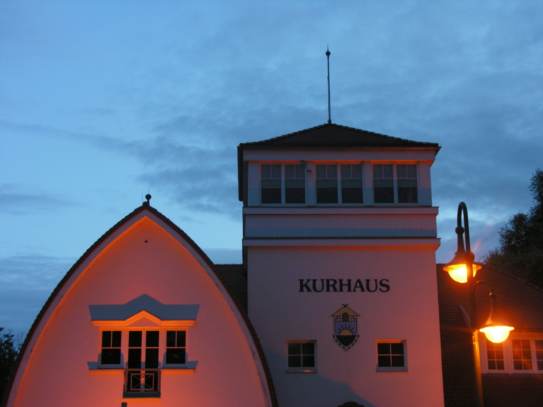 Kurhaus im Mischlicht
