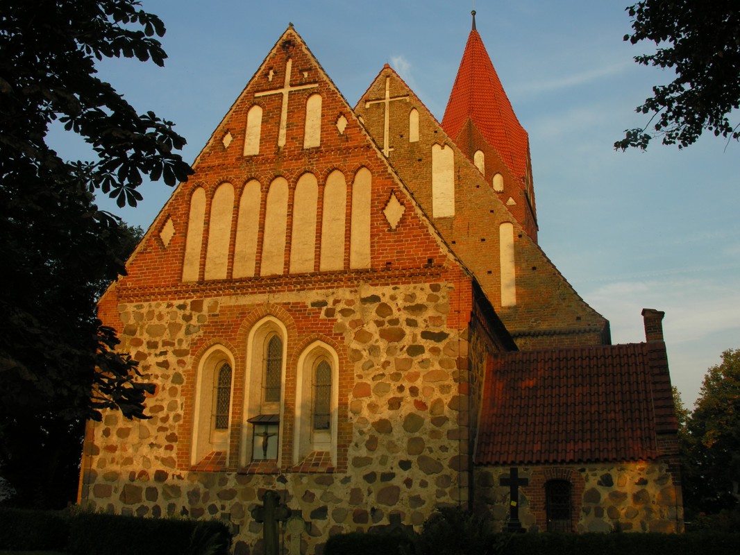 Dorfkirche im Morgenlicht