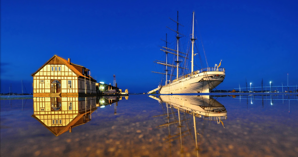 Gorch Fock gespiegelt in einer Wasserlache