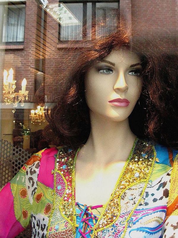 Modepuppe in der Welfenhof-Passage (3)