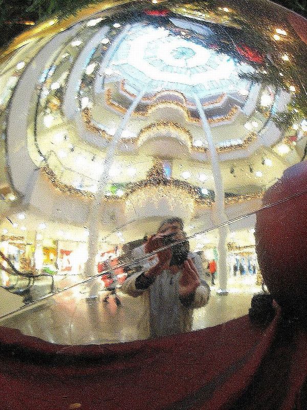 Selbstporträt in Christbaumkugel in Braunschweig