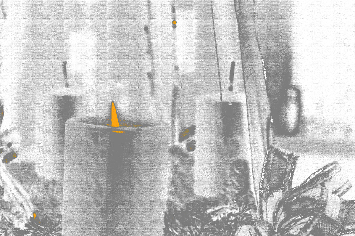 Die erste Kerze am Adventskranz brennt