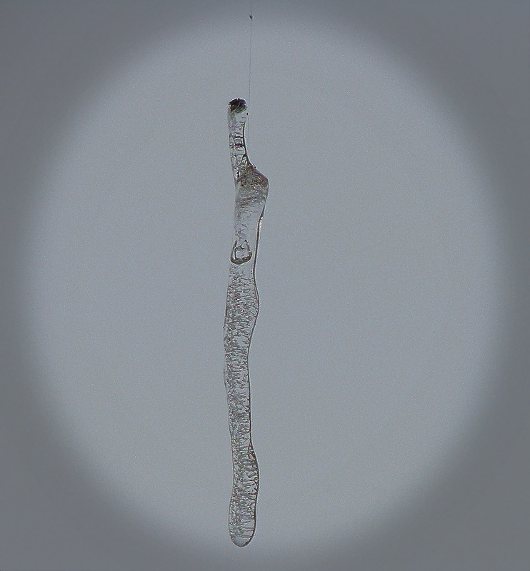 dieser eiszapfen hang so an einem verkehrsschild