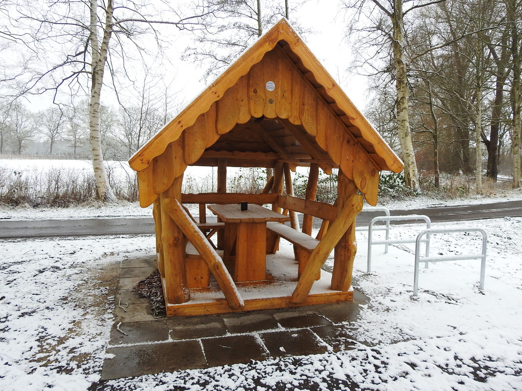 Schutzhütte im Schnee