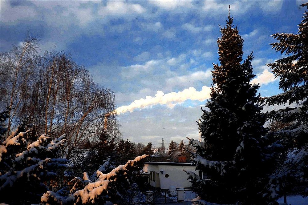 Weißer Rauch am Winterhimmel