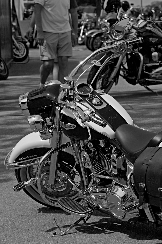 Hier ein Foto in Schwarz weis von einer Harley