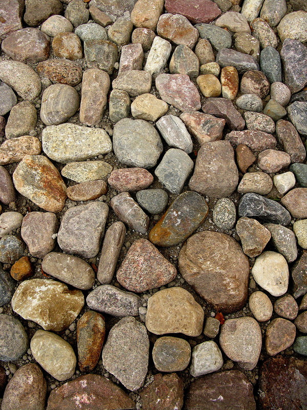 Steinmuster zu Füßen der Evangelischen Pfarrkirche in Neukirchen 23714 Malente