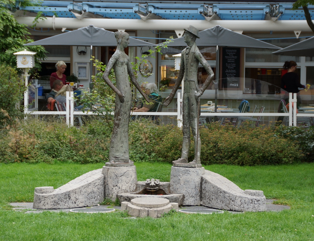 diese Skulptur steht in einer Parkanlage am Bodensee........
