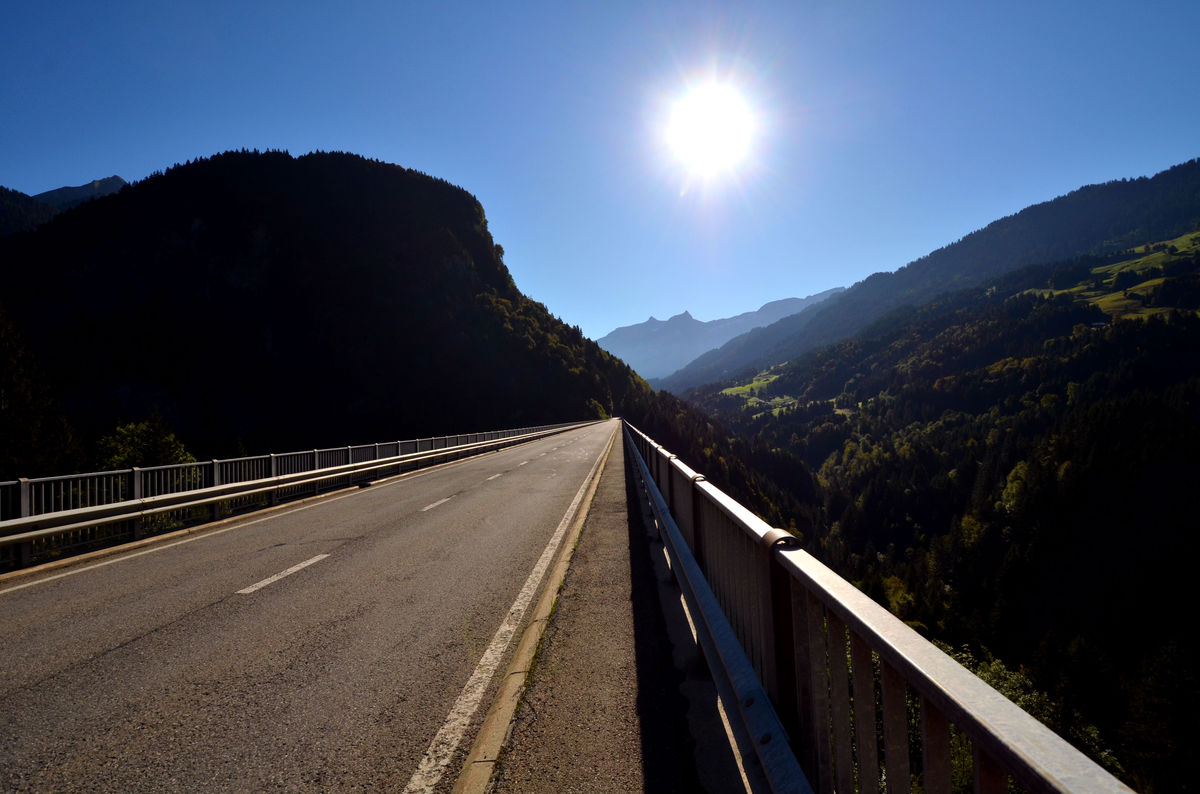 Brücke in den Bergen
