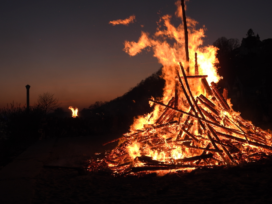 Osterfeuer an der Elbe