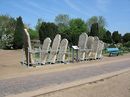 Historische Grabsteine während der Restaurierung auf dem Friedhof in Nebel (2)