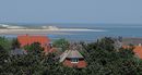 Blick von der Aussichtsdüne auf Häuser in Norddorf und zur Nordspitze der Insel, der sog. Odde