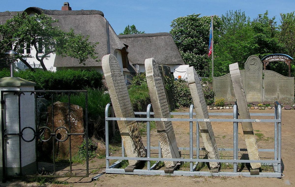 Historische Grabsteine während der Restaurierung auf dem Friedhof in Nebel
