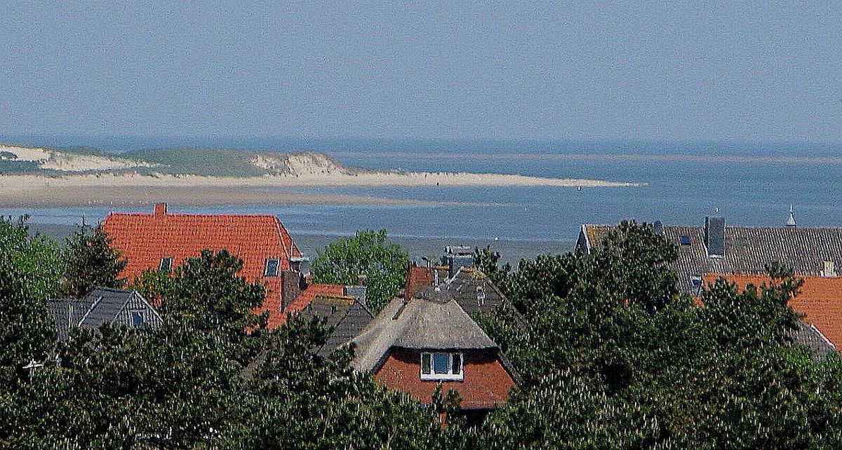 Blick von der Aussichtsdüne auf Häuser in Norddorf und zur Nordspitze der Insel, der sog. Odde