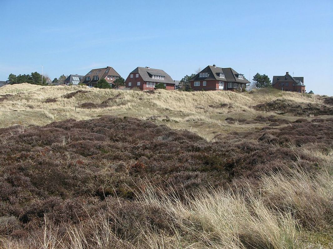 Häuser im Nordwesten Norddorfs, unmittelbar an den Dünen gelegen