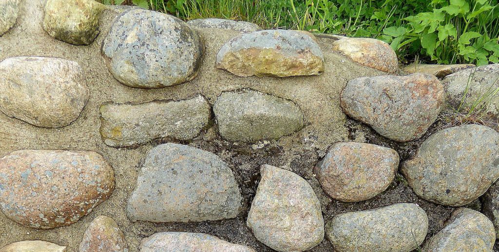 Mauer mit eiszeitlichem Geschiebe