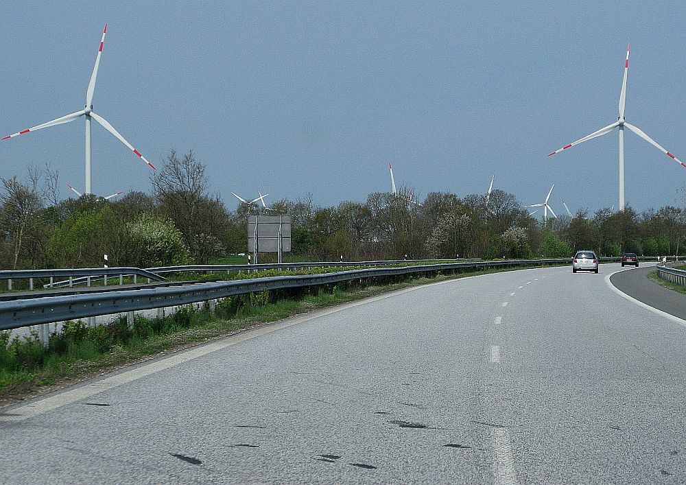 Windräder "begrüßen" uns in Schleswig-Holstein
