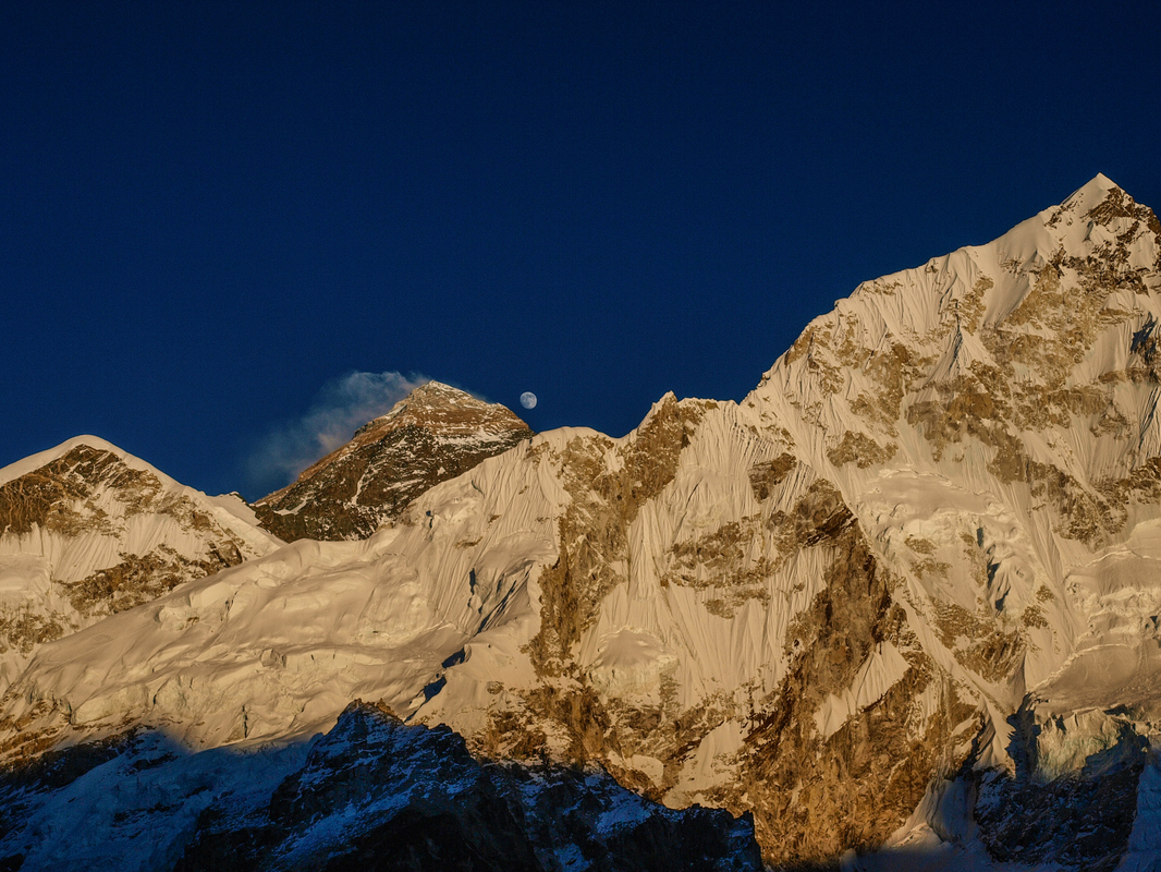 Everest mit Mond - bin extra noch einmal aufgestiegen.