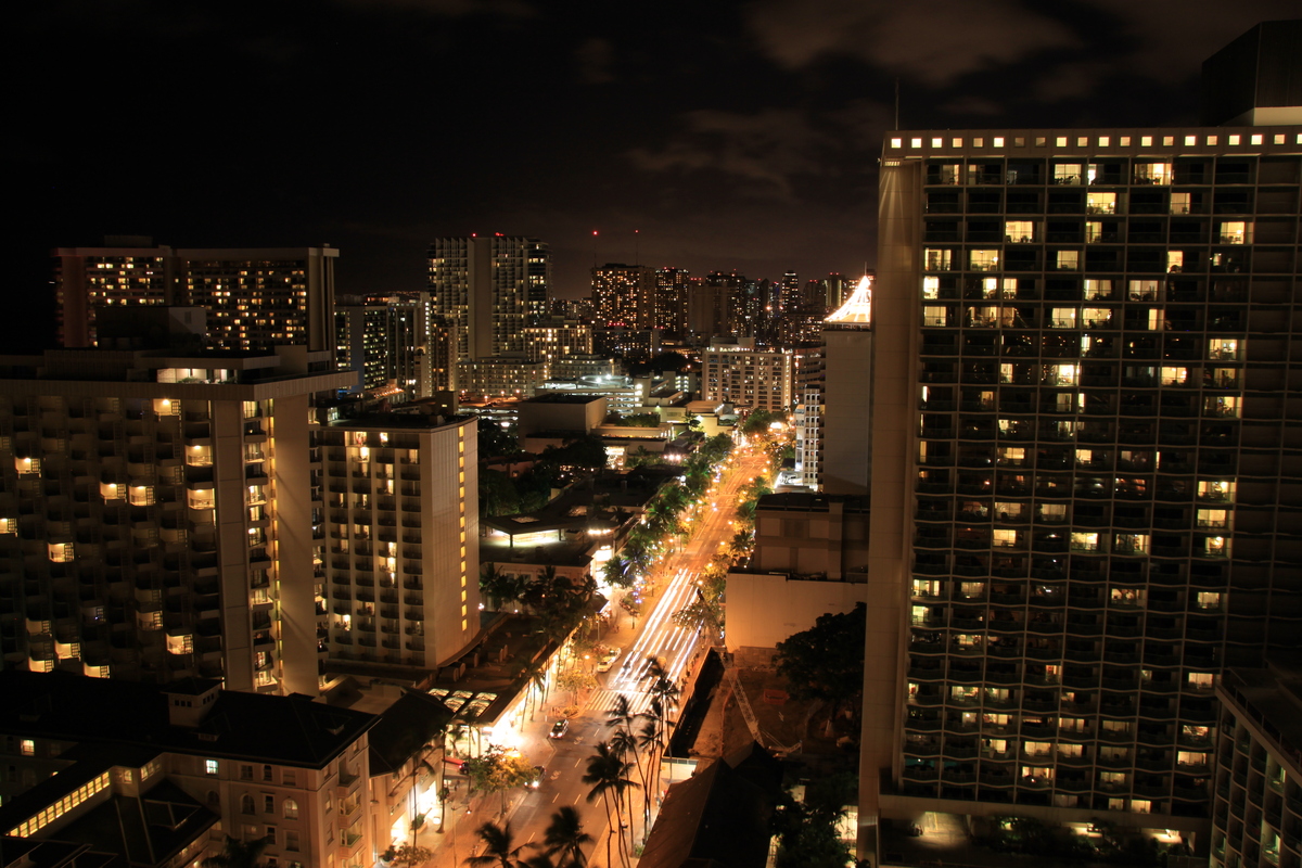Kalakaua Avenue, Honolulu, am Abend