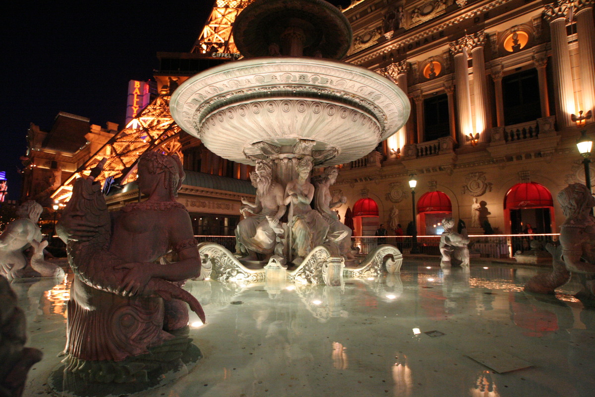 vorm Hotel Paris - Las Vegas