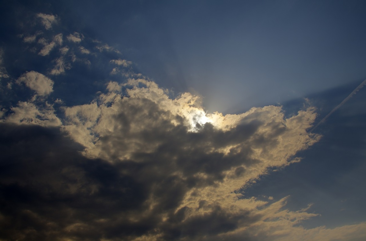 Die Sonne versteckt sich hinter den Wolken