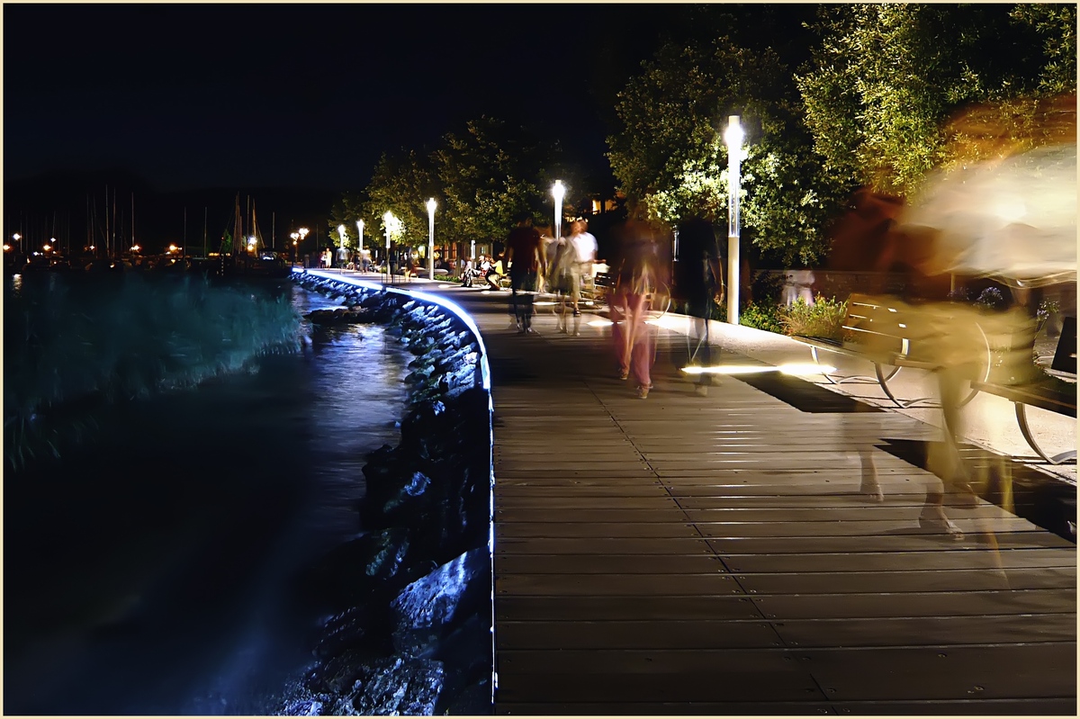 Nächtliche Uferpromenade von Bardolino