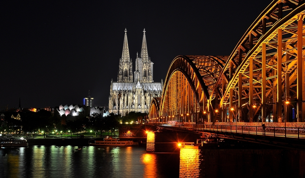 Hohenzollern Brücke in Köln bei Nacht