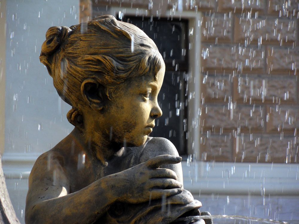 Bratislava - Brunnenfigur vor dem Nationaltheater