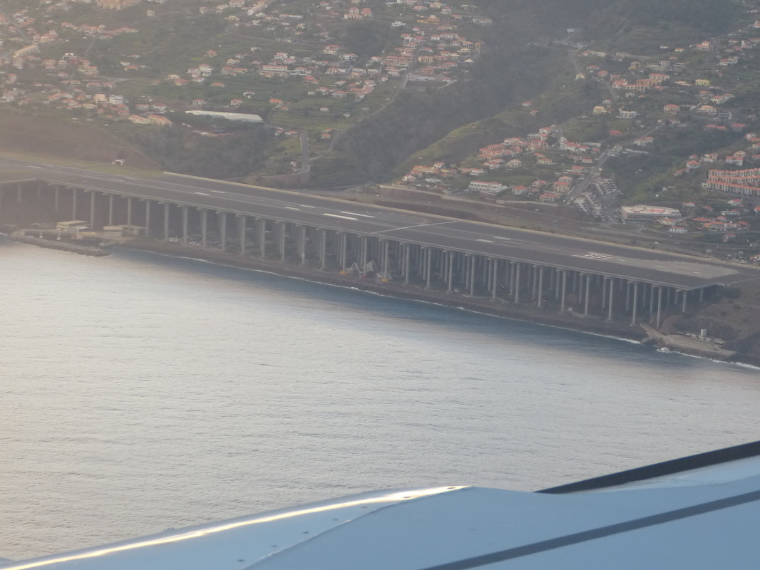 Die Landebahn von Madeira auf Stelzen