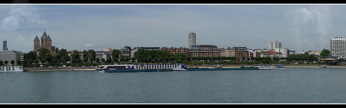 ein Schiff auf dem Rhein unmittelbar bei Cologne